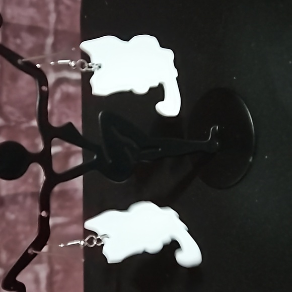 Black Cat 🎁 in a Scarf Acryllic Earrings NWOT - Picture 3 of 5